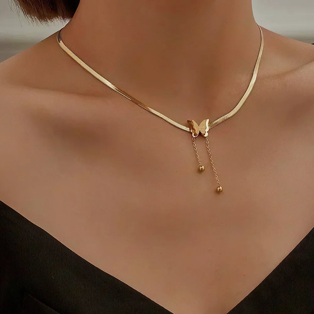 Nouveau collier pendentif fleurs stéréoscopiques plissées en métal simple à la mode pour femmes, chaîne de clavicule de tempérament charmante, bijoux de fête