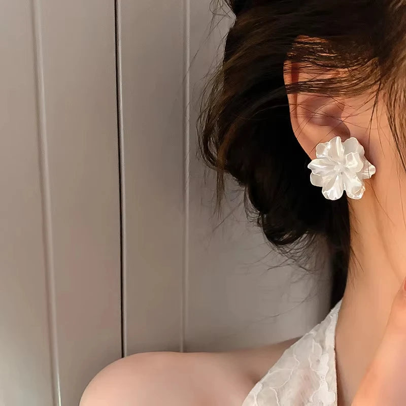 Boucles d'oreilles clous fleur blanche pour femmes, en acrylique plié, charmantes et douces, boucles d'oreilles fleuries de style japonais