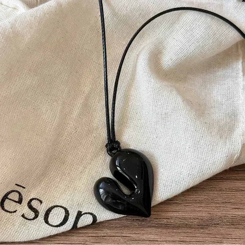 Nouveau collier pendentif fleurs stéréoscopiques plissées en métal simple à la mode pour femmes, chaîne de clavicule de tempérament charmante, bijoux de fête