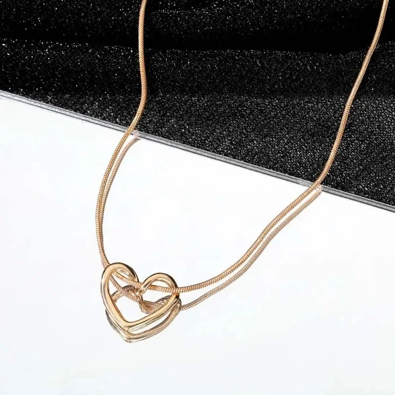 Nouveau collier pendentif en forme de cœur creux simple pour femmes, chaîne de clavicule géométrique créative, cadeau de bijoux de fête