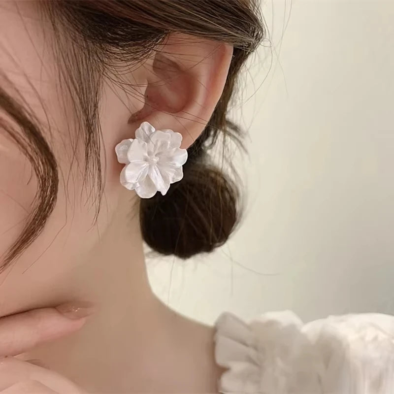 Boucles d'oreilles clous fleur blanche pour femmes, en acrylique plié, charmantes et douces, boucles d'oreilles fleuries de style japonais