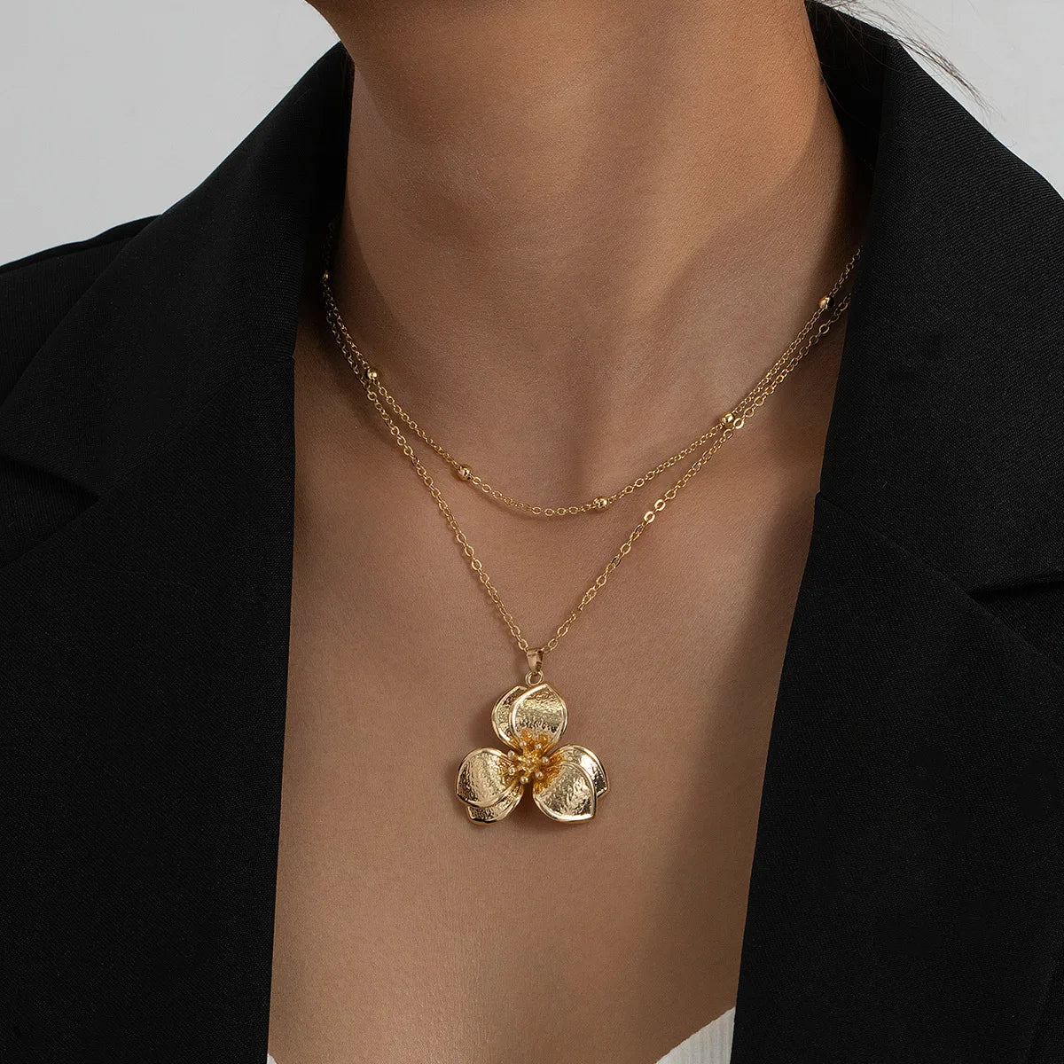 Nouveau collier pendentif fleurs stéréoscopiques plissées en métal simple à la mode pour femmes, chaîne de clavicule de tempérament charmante, bijoux de fête