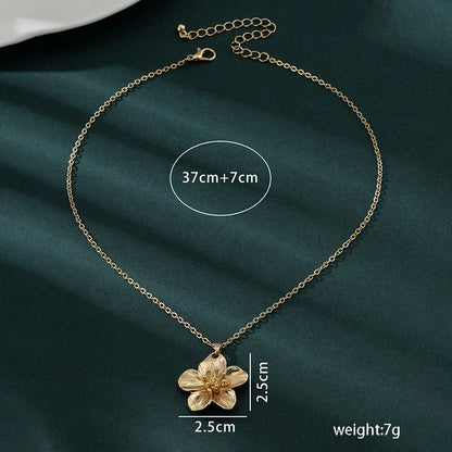 Nouveau collier pendentif fleurs stéréoscopiques plissées en métal simple à la mode pour femmes, chaîne de clavicule de tempérament charmante, bijoux de fête