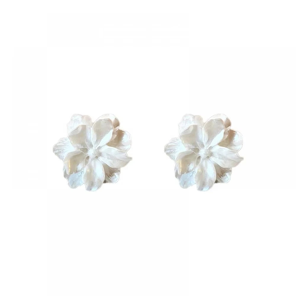 Boucles d'oreilles clous fleur blanche pour femmes, en acrylique plié, charmantes et douces, boucles d'oreilles fleuries de style japonais
