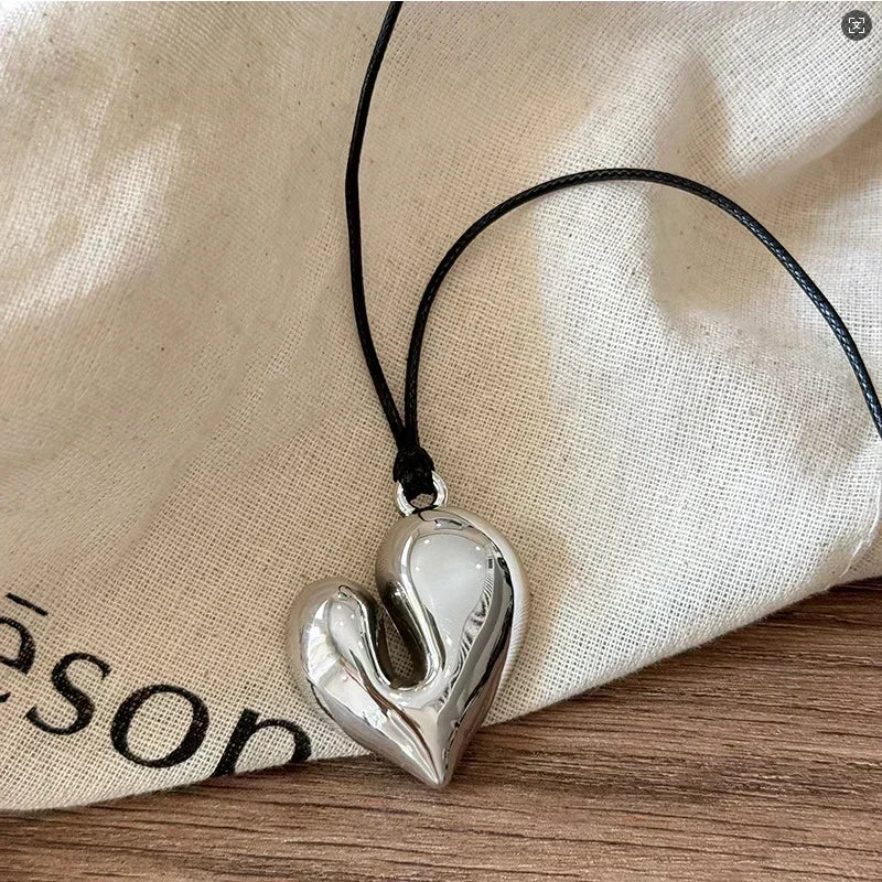 Nouveau collier pendentif fleurs stéréoscopiques plissées en métal simple à la mode pour femmes, chaîne de clavicule de tempérament charmante, bijoux de fête