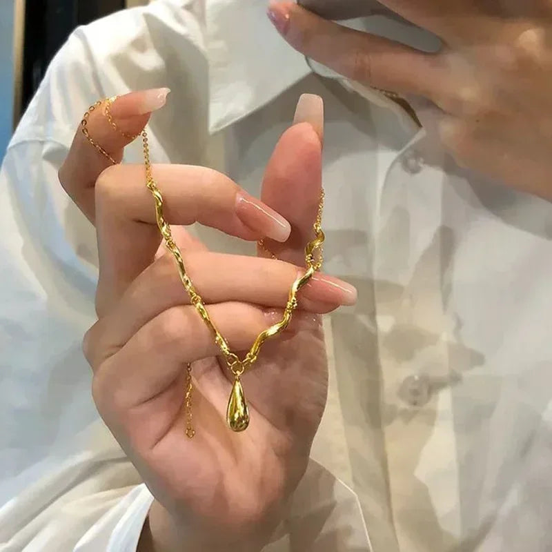 Nouveau collier pendentif fleurs stéréoscopiques plissées en métal simple à la mode pour femmes, chaîne de clavicule de tempérament charmante, bijoux de fête