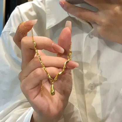 Nouveau collier pendentif fleurs stéréoscopiques plissées en métal simple à la mode pour femmes, chaîne de clavicule de tempérament charmante, bijoux de fête