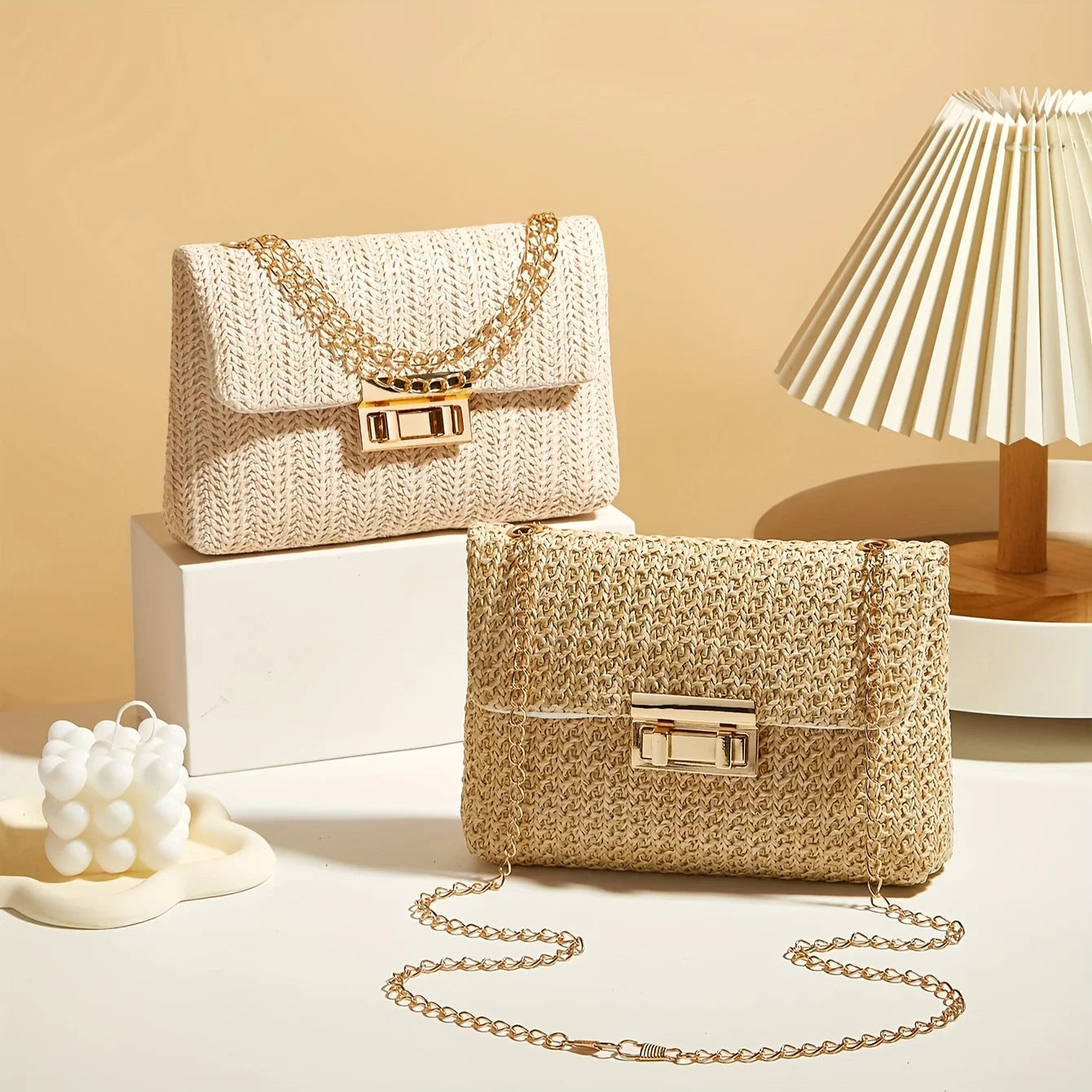 Sac à bandoulière en paille tressée pour femme, sac à main bandoulière de couleur unie avec fermoir.