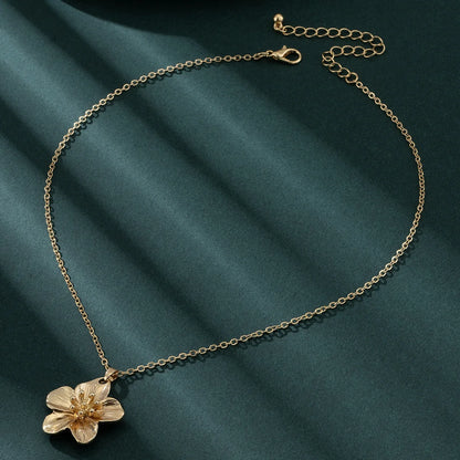 Nouveau collier pendentif fleurs stéréoscopiques plissées en métal simple à la mode pour femmes, chaîne de clavicule de tempérament charmante, bijoux de fête