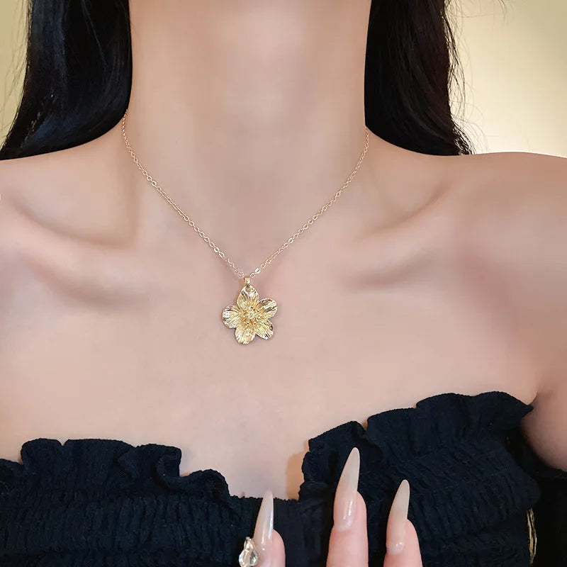 Nouveau collier pendentif fleurs stéréoscopiques plissées en métal simple à la mode pour femmes, chaîne de clavicule de tempérament charmante, bijoux de fête