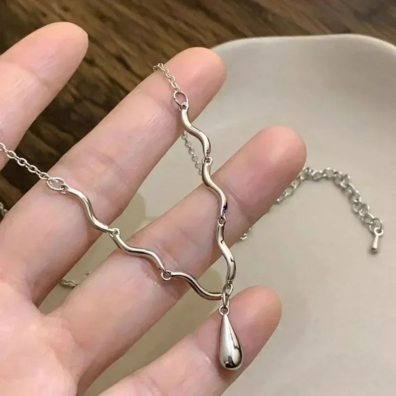 Nouveau collier pendentif fleurs stéréoscopiques plissées en métal simple à la mode pour femmes, chaîne de clavicule de tempérament charmante, bijoux de fête