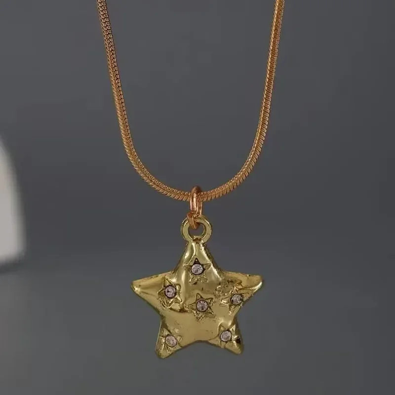 Nouveau collier pendentif fleurs stéréoscopiques plissées en métal simple à la mode pour femmes, chaîne de clavicule de tempérament charmante, bijoux de fête