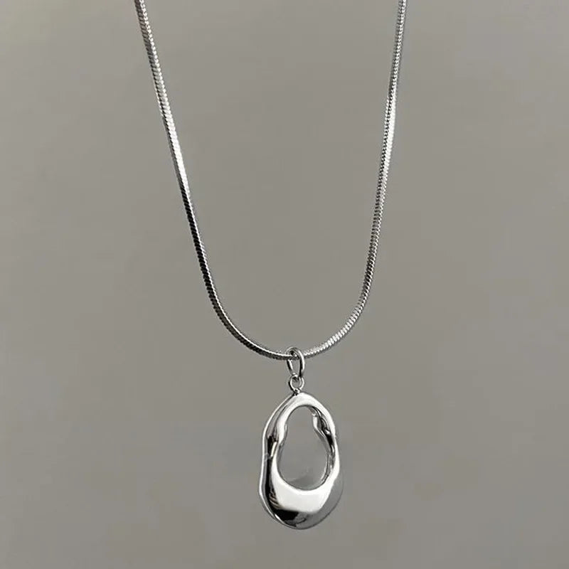 Nouveau collier pendentif fleurs stéréoscopiques plissées en métal simple à la mode pour femmes, chaîne de clavicule de tempérament charmante, bijoux de fête
