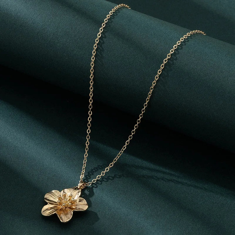 Nouveau collier pendentif fleurs stéréoscopiques plissées en métal simple à la mode pour femmes, chaîne de clavicule de tempérament charmante, bijoux de fête