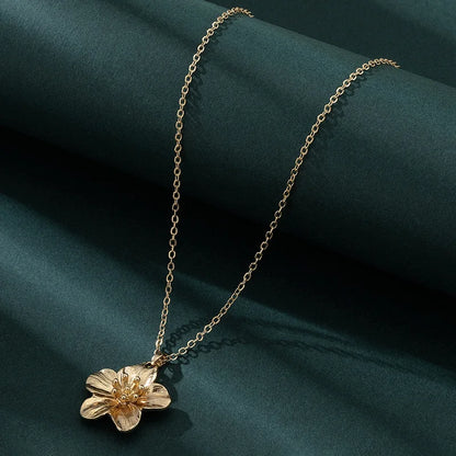 Nouveau collier pendentif fleurs stéréoscopiques plissées en métal simple à la mode pour femmes, chaîne de clavicule de tempérament charmante, bijoux de fête