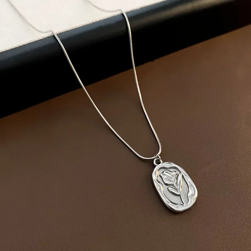 Nouveau collier pendentif fleurs stéréoscopiques plissées en métal simple à la mode pour femmes, chaîne de clavicule de tempérament charmante, bijoux de fête