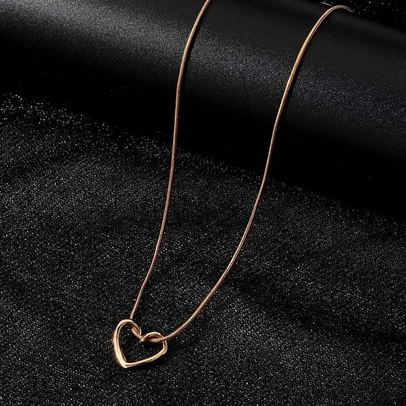 Nouveau collier pendentif en forme de cœur creux simple pour femmes, chaîne de clavicule géométrique créative, cadeau de bijoux de fête
